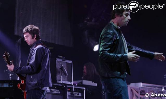 Noel Gallagher et son frère Liam Gallagher, sur scène