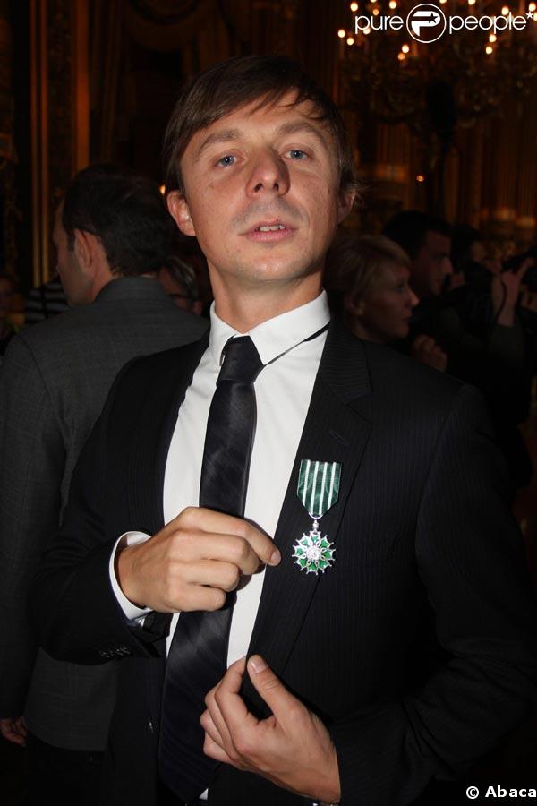 Martin Solveig décoré des insignes de chevalier des Arts et des lettres
