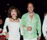 Joan Collins aux bras de son 5eme mari, Percy Gibson