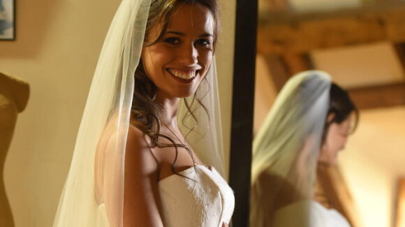 Vidéo Lucie Lucas sublime en robe de mariée avec Benoît Michel dans l épisode final de la