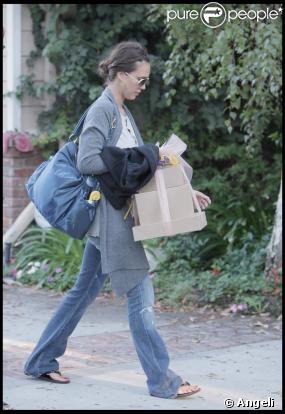 Jessica Alba se rend chez des amis avec son mari et sa fille