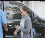 Jessica Alba se rend chez des amis avec son mari et sa fille