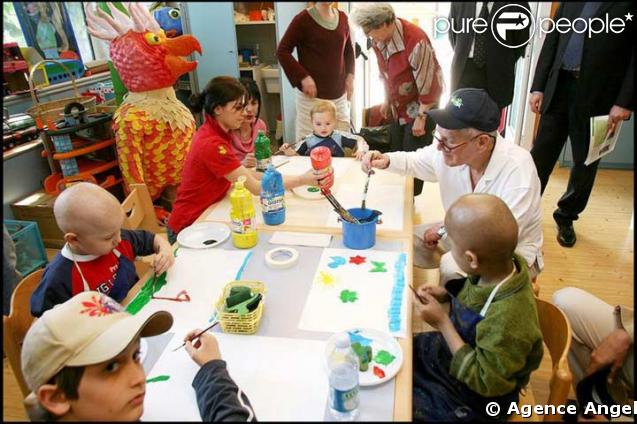 Paul Newman visite un hopital pour enfants malades a Florence en Italie