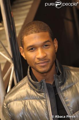 Usher au defile de Marlies Dekkers durant la semaine du pret-a-porter printemps-ete 2009 a Paris