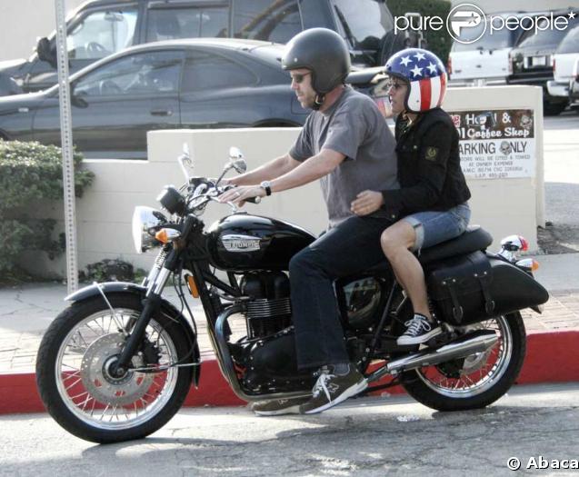 Hugh Laurie, virée en bécane avec Jo !