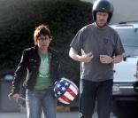 Hugh Laurie, virée en bécane avec Jo !