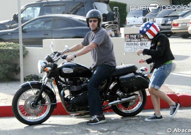Hugh Laurie, virée en bécane avec Jo !
