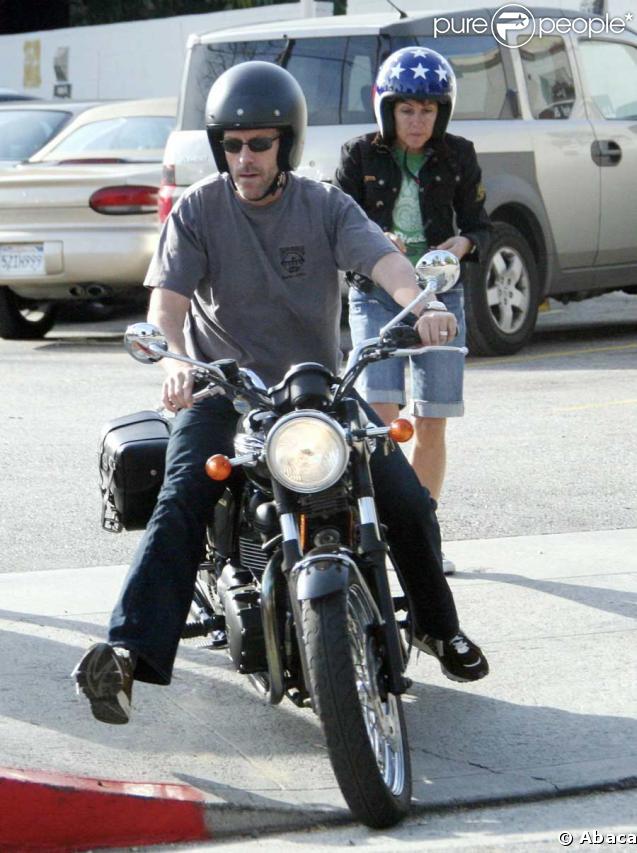 Hugh Laurie, virée en bécane avec Jo !