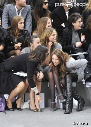 Virginie Ledoyen et Laura Smet dissipées au défilé Chanel, le 3/10/08