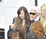 Karl Lagerfeld entouré par les beautés Milla Jovovich et Claudia Schiffer au défilé Chanel, le 3/10/08