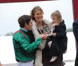 Sophie Thalmann, enceinte, et Charlie, 3 ans, félicitent Christophe Soumillon