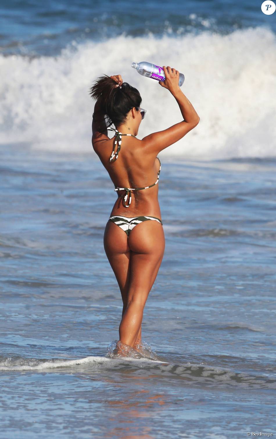 La Brésilienne Bruna Tuna en plein shooting pour la marque 138 Water à Malibu. Le 1er novembre 2015.