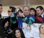 Claude Brasseur \'menace\' une pom-pom girl avec une bouteille de champagne !!!!!