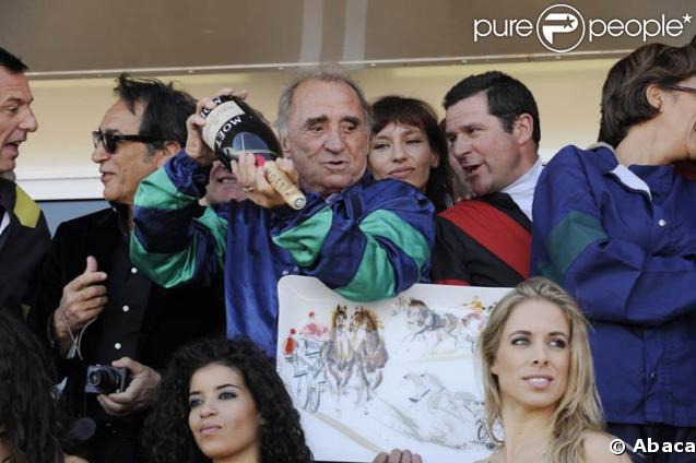 Claude Brasseur 'menace' une pom-pom girl avec une bouteille de champagne !!!!!