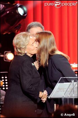 Carla Bruni et Bernadette Chirac sur la scène du théâtre Marigny pour Plus de Vie