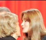 Carla Bruni et Bernadette Chirac sur la scène du théâtre Marigny pour Plus de Vie