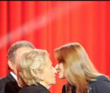 Carla Bruni et Bernadette Chirac sur la scène du théâtre Marigny pour Plus de Vie