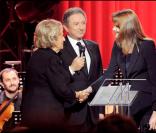 Carla Bruni et Bernadette Chirac sur la scène du théâtre Marigny pour Plus de Vie