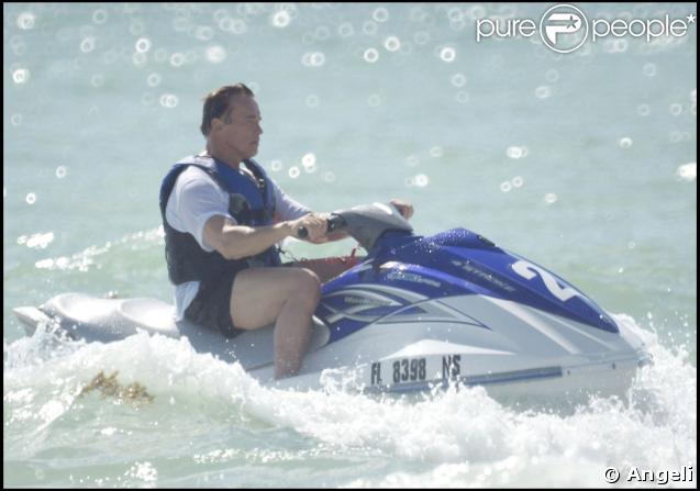 Arnold Schwarzenegger en jet ski en toute discrétion...