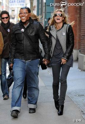 Seal qui porte un masque de Barack Obama et sa femme Heidi Klum