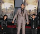 Will Smith laisse ses empreintes sur Hollywood Boulevard entouré de ses petits