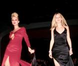 Paris et Nicky Hilton defilent pour Anand Jon Alexander en 2001