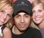 Anand Jon Alexander en compagnie de mannequins