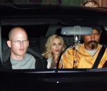 Madonna arrive au restaurant Nobu de Malibu pour dîner avec les Beckham
