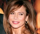 Lena Olin à l'occasion d'autres tapis rouges