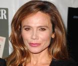 Lena Olin à l'occasion d'autres tapis rouges