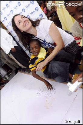 Madeleine Stowe inaugure La Casa Dei Angeli en Haïti