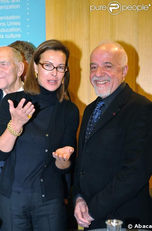 Carole Bouquet et Paulo Coelho à une conférence à l'Unesco, le 10/12/08