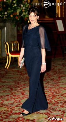 Carla Bruni met aux enchères cette robe Dior portée lors de la visite présidentielle en Angleterre