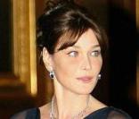 Carla Bruni met aux enchères cette robe Dior portée lors de la visite présidentielle en Angleterre