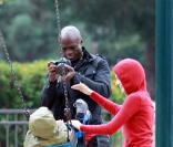 Seal et ses enfants s'amusent au parc, mais le mauvais temps les rattrape...