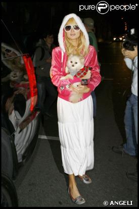 Paris Hilton se la joue Mère Noêl