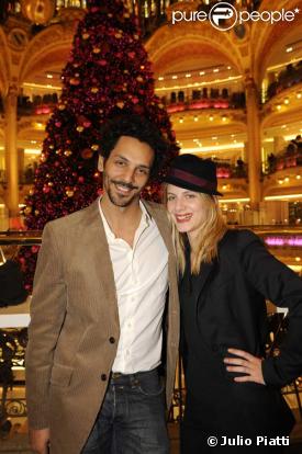 Mélanie Laurent et Tomer Sisley font leur shopping aux Galeris, le 19/12/08
