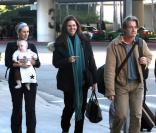 De gauche à droite : Callum, dans les bras de sa nounou, Desiree Gruber et son mari Kyle MacLachlan