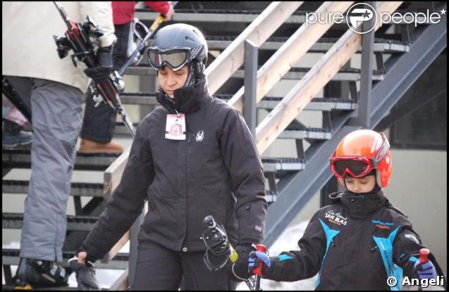 Elena d'Espagne et ses enfants aux sports d'hiver 