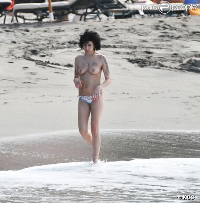 Amy Winehouse à l'air très en formes sous le soleil des Caraïbes. Une bonne voie vers sa rehab ?