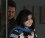 Alyson Hannigan en séance shopping à LA avec son mari Alexis Denisof (en arrière-plan) 