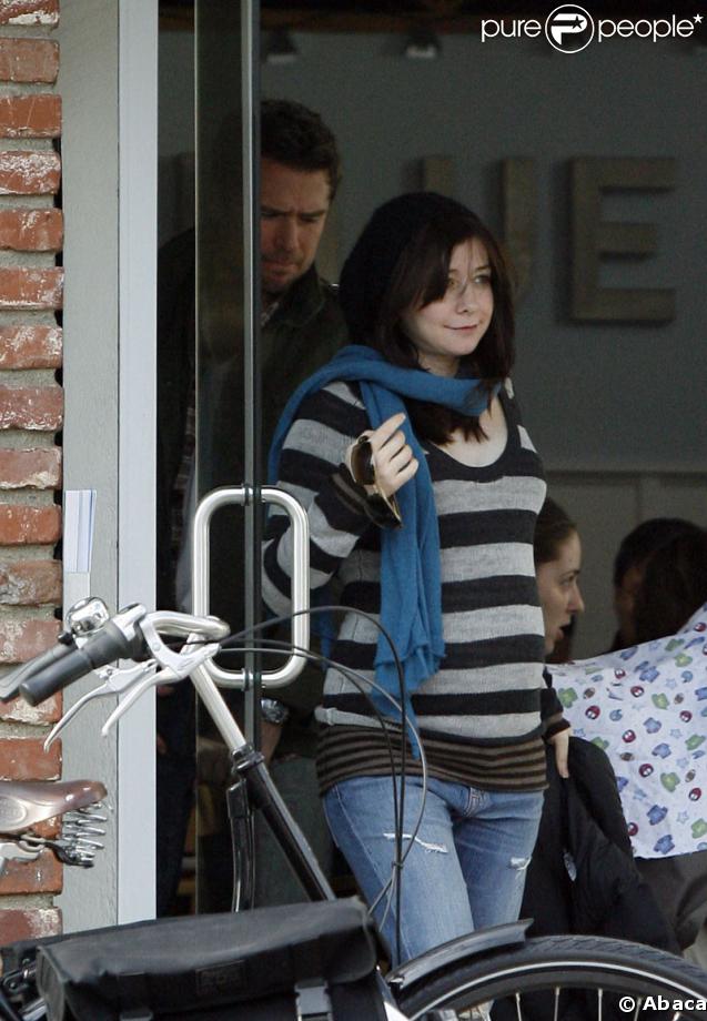 Alyson Hannigan en séance shopping à LA avec son mari Alexis Denisof (en arrière-plan) 