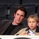 Noah Wyle, d'Urgences, et son adorable fils Owen se font une sortie... entre hommes !