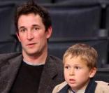 Noah Wyle et son fils Owen, 6 ans, assistent à un match de basket ! 04/01/09