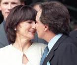 Michel Sardou et sa femme Anne-Marie Périer à leur mariage, en 1999. 