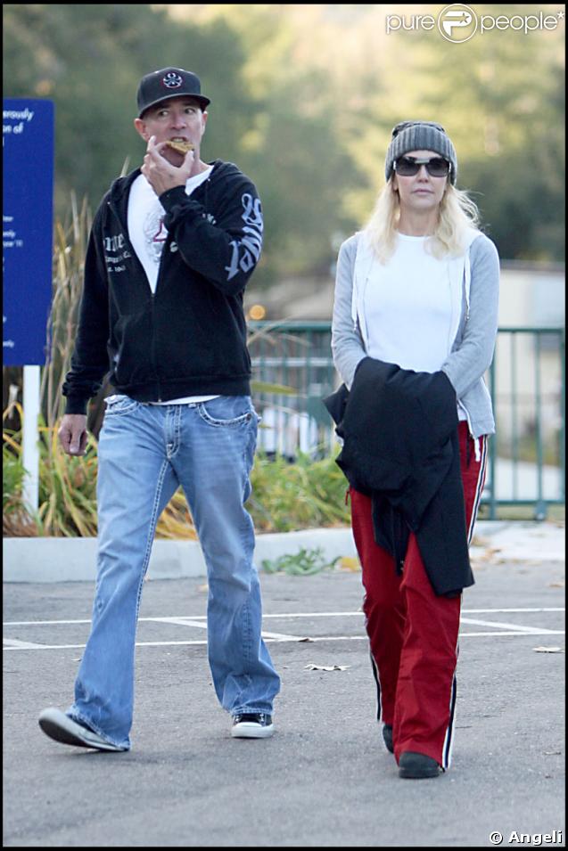 Heather Loclear et son son assistant à la sortie d'une pièce de théâtre à Westlake Village