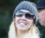 Heather Loclear et son assistant à la sortie d\'une pièce de théâtre à Westlake Village