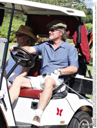 Kurt Russell, en vrai pro, conduit d'une seule main... 