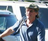 ... suivi de Kurt Russell; qui a opté pour la casquette. 