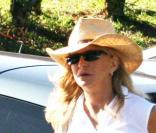 Goldie Hawn, sac et Stetson, arrive sur le parcours... 